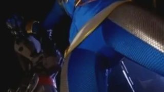 ヒロインが怪人に胸を責められお漏らし