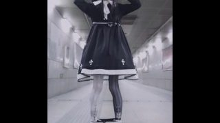 伪娘 穿着哥特软妹服在夜晚的地下通道里自慰高潮x_x