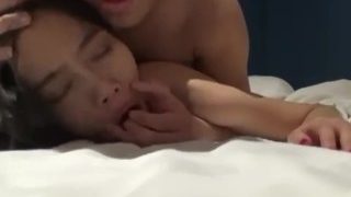 喜欢做爱自拍的新加坡性感女博士与不同男网友papa