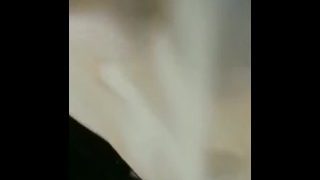 嘴巴含着鸡巴 逼里放着按摩棒 这骚货是有多饥渴了a