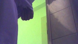 直男偷拍朋友來家裡偷拍他上廁所01