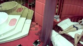 羡慕死单身狗啦情趣主题宾馆样子很挫的肥哥扛起漂亮长发小女友的双腿爆操好像无套内射妹子说老公你好厉害啊