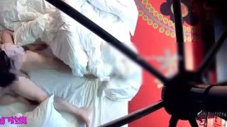 角度非常不错的酒店水滴摄像头偷拍年轻情侣激情1