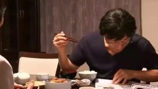 G良家人妻被隔壁的邻居猛男入室强暴