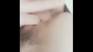 颜值不错妹子逼逼毛毛挺多还很粉嫩!