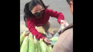 只穿短裙，露逼给卖玉米的老板看，希望可以便宜点