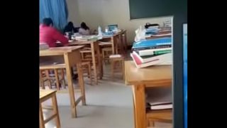 Fellation d’une chinoise pendant le cours