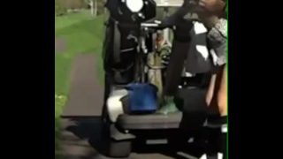 网曝门事件朋友圈疯传北京北辰高尔夫球场偏僻处老总模样的大叔和情人激情啪啪自拍