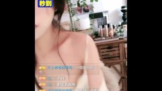 美女主播低胸吊带直播弯腰不小心露点走光 颜值高