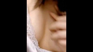 极品身材美女，穿着性感吊带睡衣坐在我上面，叫声可射！