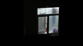 隔壁大姐故意洗澡不关窗