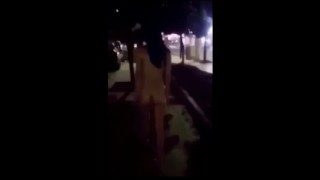 最 新 門 事 件 瞅 著 很 眼 熟 的 網 紅 臉 蛋 據 說 是 個 網 紅 主 播 磕 了 藥 街 頭 裸 奔 嗨 翻 了 路 過 的 司 機