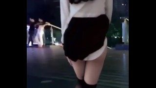 骚逼街头露出被人看后慌张起来