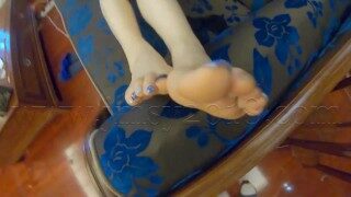 网红脸脚模和富二代聊恋足，脚又美又骚