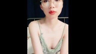 高颜值红唇眼镜萌妹子全裸浴室洗澡诱惑，白皙奶子退下内裤露逼毛毛浓密，浴室洗澡非常诱