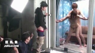 骗女友对着窗子插逼让一屋子男人围观，无底线日本综艺