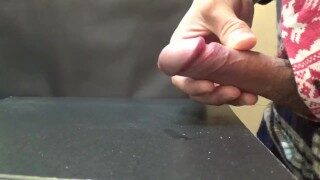 二週間のオナ禁後にすっきり大量射精。