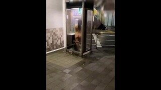 全裸で公衆電話から、090の知らない人に電話するNanaから、衝撃の爆弾発言の件ｗｗｗ