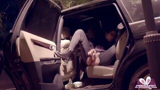 台灣粉紅兔8：路邊的野花春心蕩漾，国产小兔淫水直流路邊露出騷逼自插，高潮不夠車里繼續