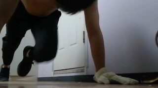 疫情期间在宿舍做俯卧撑增加持久力