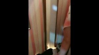 酷似周冬雨00后KTV群P口交内射