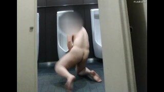 トイレで露出
