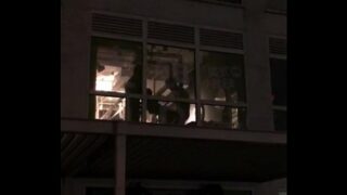 露天實拍兩男ㄧ女窗邊性愛