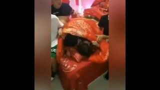 婚礼新娘口交做爱给朋友助兴Chinese real wedding