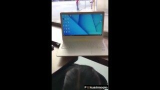 工作时间大白天就桌子底下吃鸟，这样好吗 # 借發財的手，點個贊 ，多謝！ #