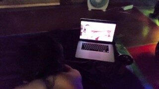 我和我的老婆第三集 觉得我鸡巴填充不饱满肛塞用上了，还不忘记点击最喜欢看的3P视频，因为上次被德国朋友干了一次感觉很爽，还问我下一次的聚会时间地点