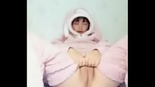 漂亮的女孩顯示厚貓