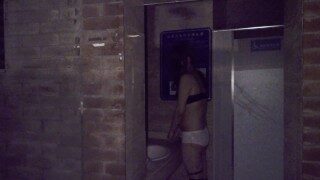 伪娘 热裤过膝袜 深夜公厕裸体露出自慰 把射满精液的内衣穿在身上